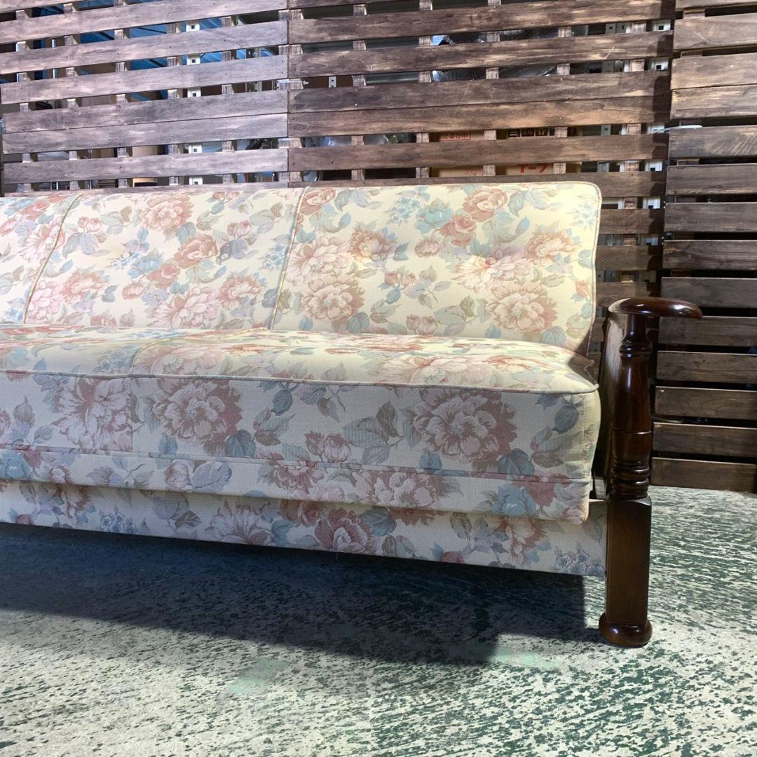 K349 カリモク 3人掛けソファ コロニアル 花柄