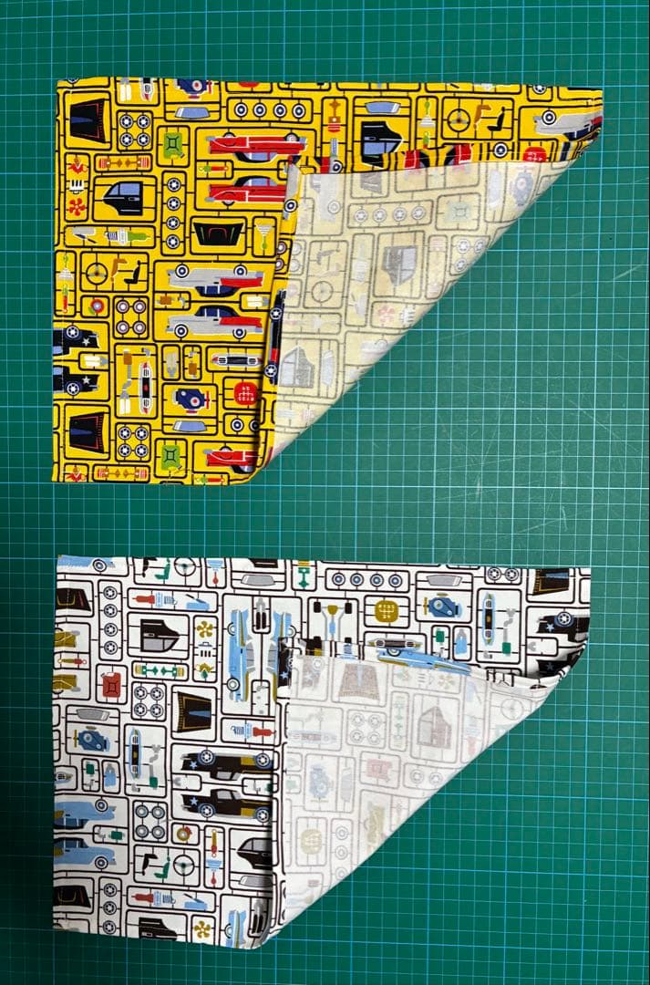 確認用　　プラモデルカー　ちょっと小さめランチマット　2枚セット　ハンドメイド