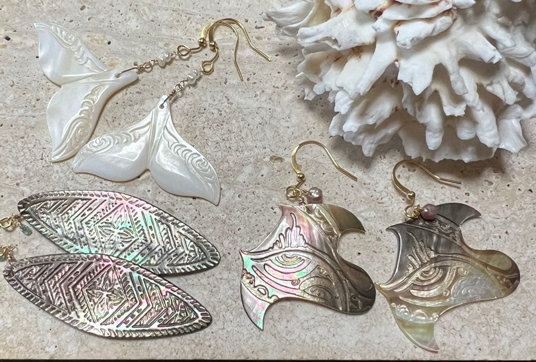 ブラック　マザーオブパール　マンタレイ　カービング　14kgf ピアス