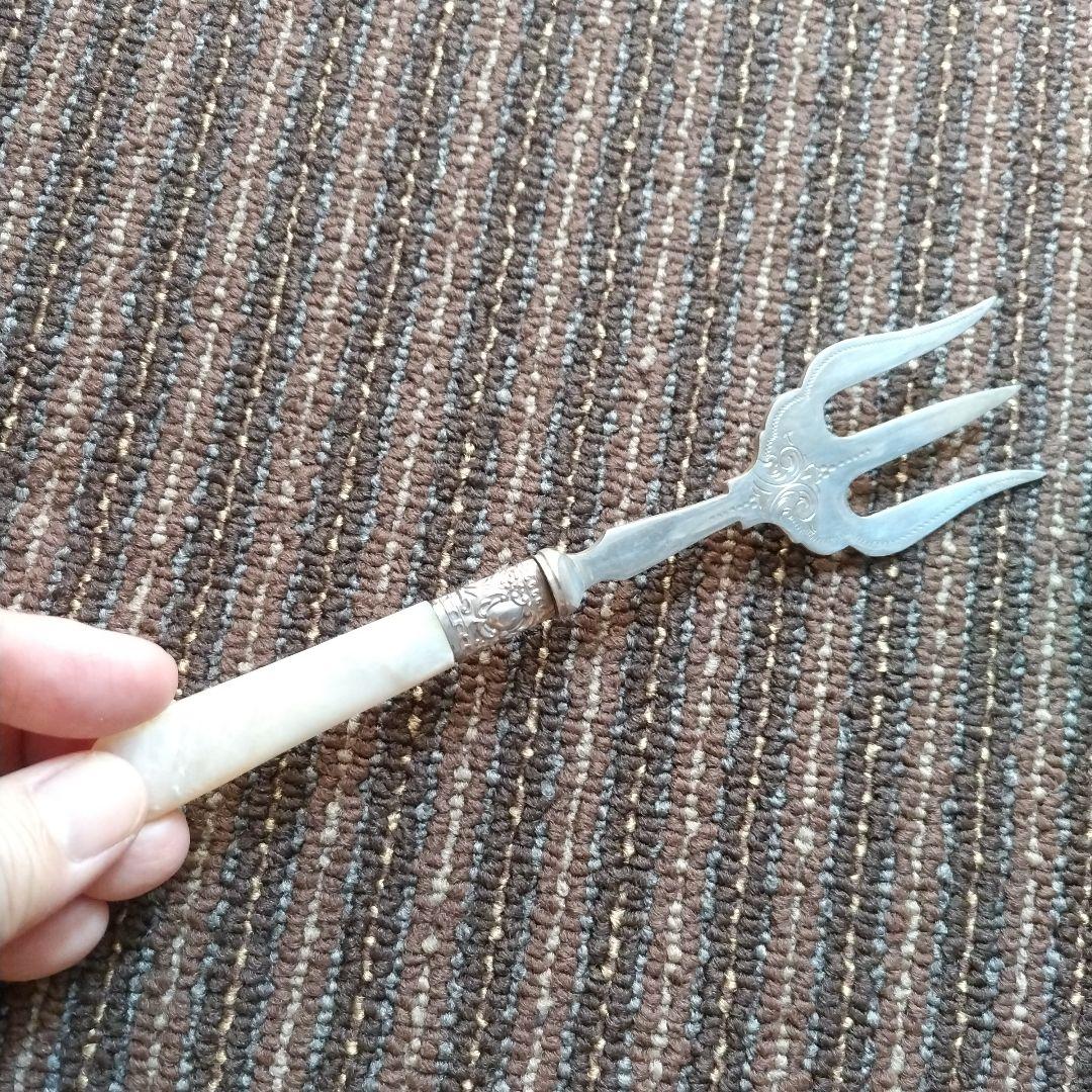 イギリス　シルバープレート／銀メッキ　マザーオブパール　ブレッドフォークb