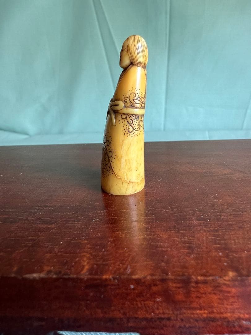 昭和レトロ 鯨歯（抹香鯨）彫刻 人物置物 細密彫り 和装 女性 根付風 希少