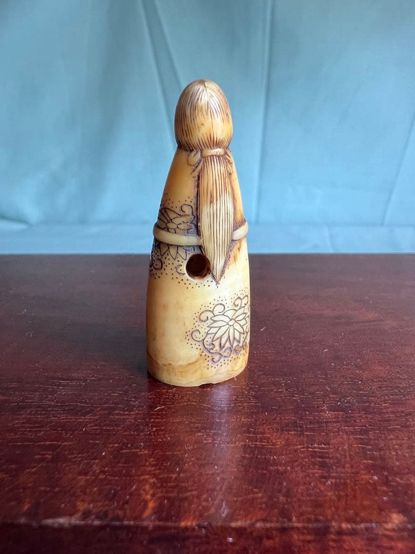 昭和レトロ 鯨歯（抹香鯨）彫刻 人物置物 細密彫り 和装 女性 根付風 希少