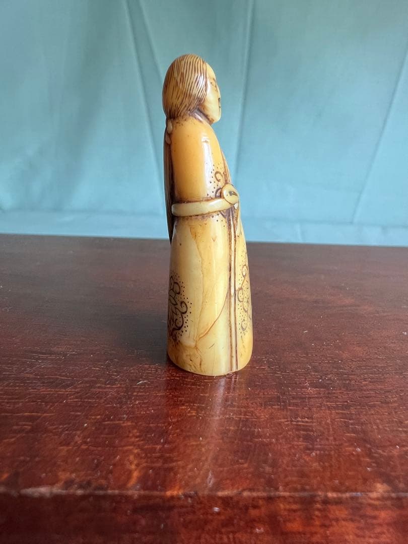 昭和レトロ 鯨歯（抹香鯨）彫刻 人物置物 細密彫り 和装 女性 根付風 希少