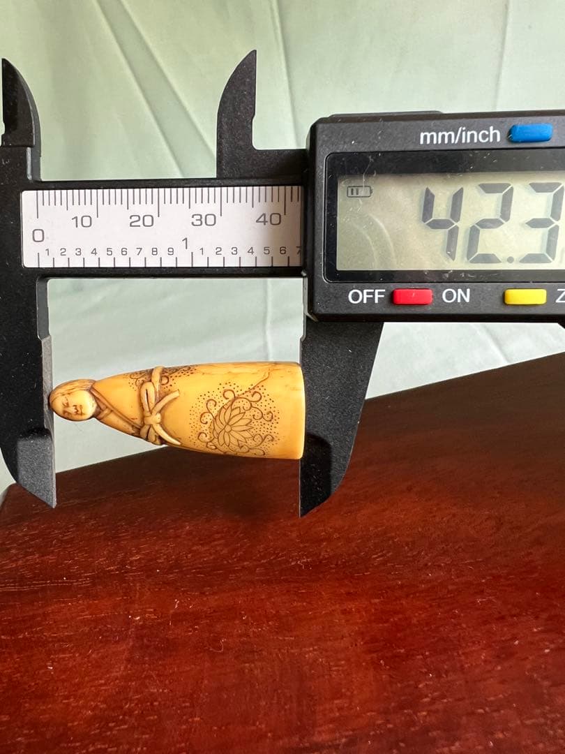 昭和レトロ 鯨歯（抹香鯨）彫刻 人物置物 細密彫り 和装 女性 根付風 希少