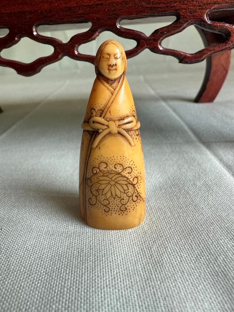 昭和レトロ 鯨歯（抹香鯨）彫刻 人物置物 細密彫り 和装 女性 根付風 希少