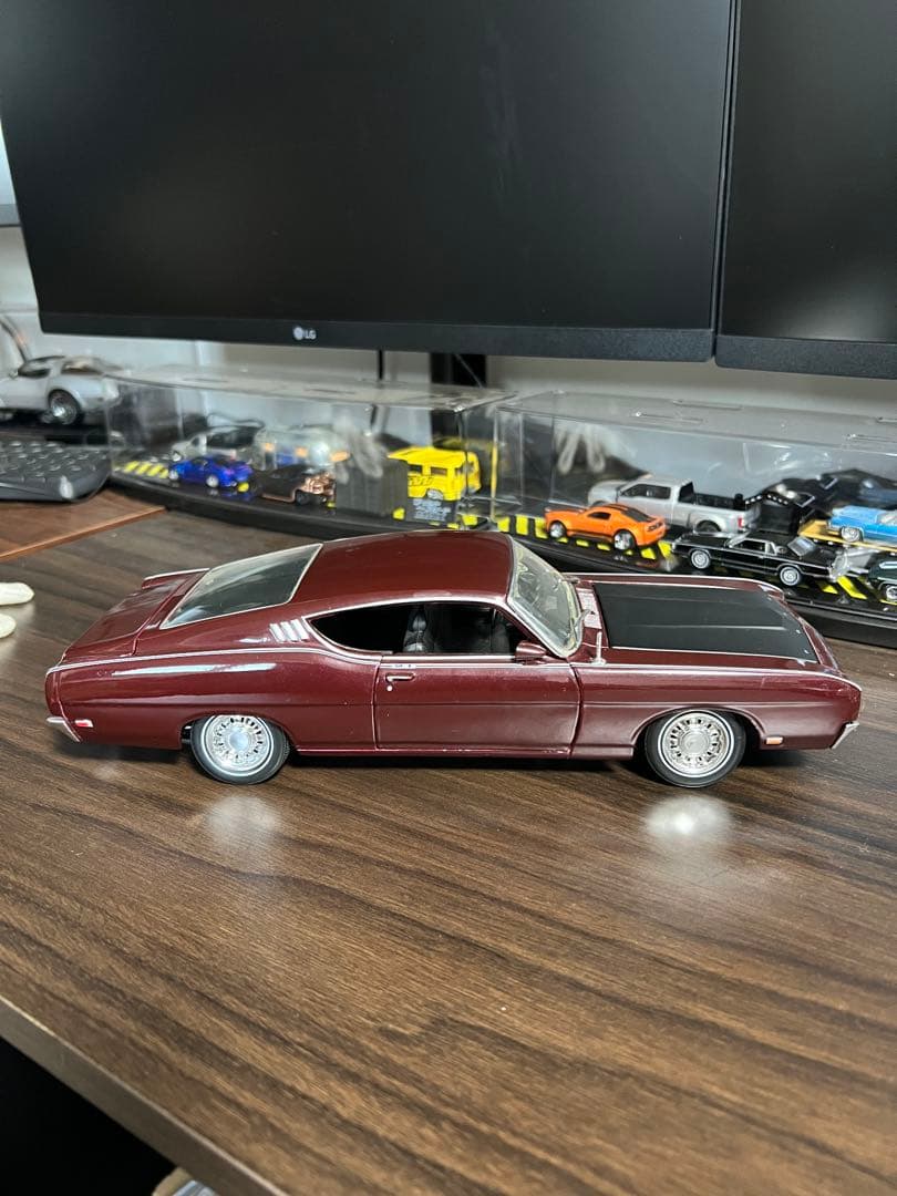 フォード　トリノ　 1/18 ミニカー