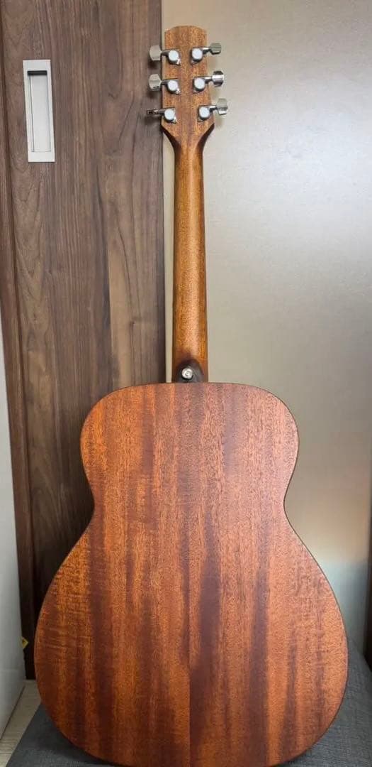 Morris（モーリス）のアコースティックギター、モデル「F-011 HS」