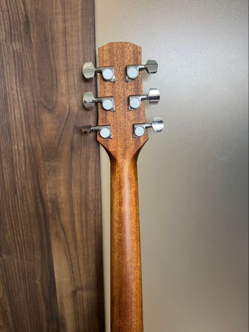 Morris（モーリス）のアコースティックギター、モデル「F-011 HS」