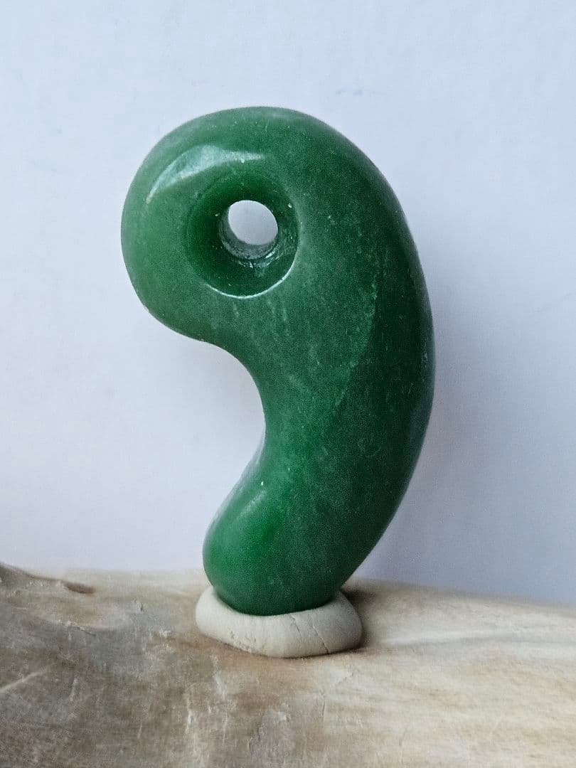 深い緑色　翡翠勾玉　　　　　ロウカン • とろみ質