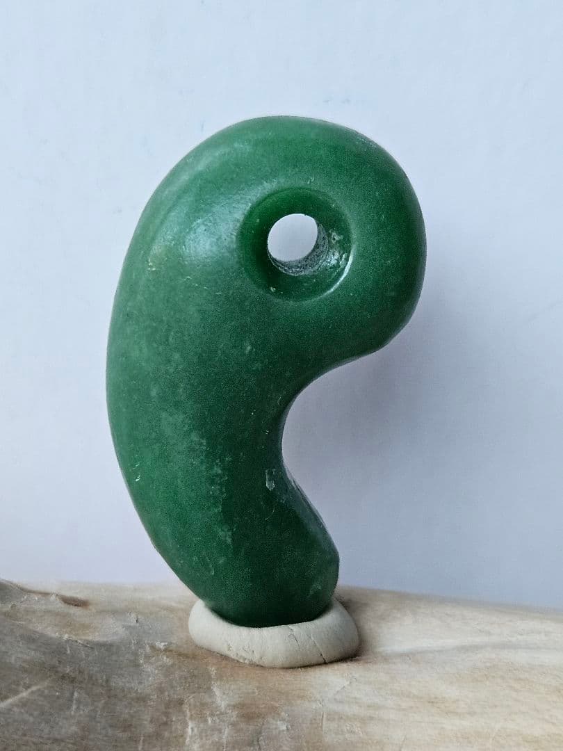 深い緑色　翡翠勾玉　　　　　ロウカン • とろみ質