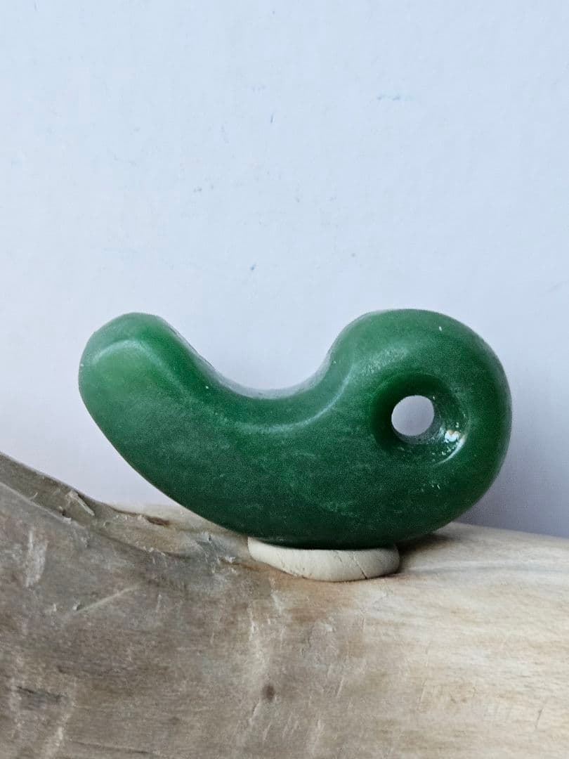 深い緑色　翡翠勾玉　　　　　ロウカン • とろみ質