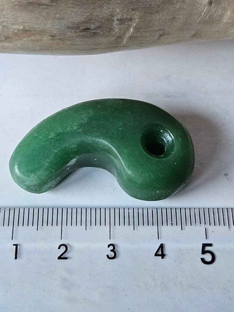 深い緑色　翡翠勾玉　　　　　ロウカン • とろみ質