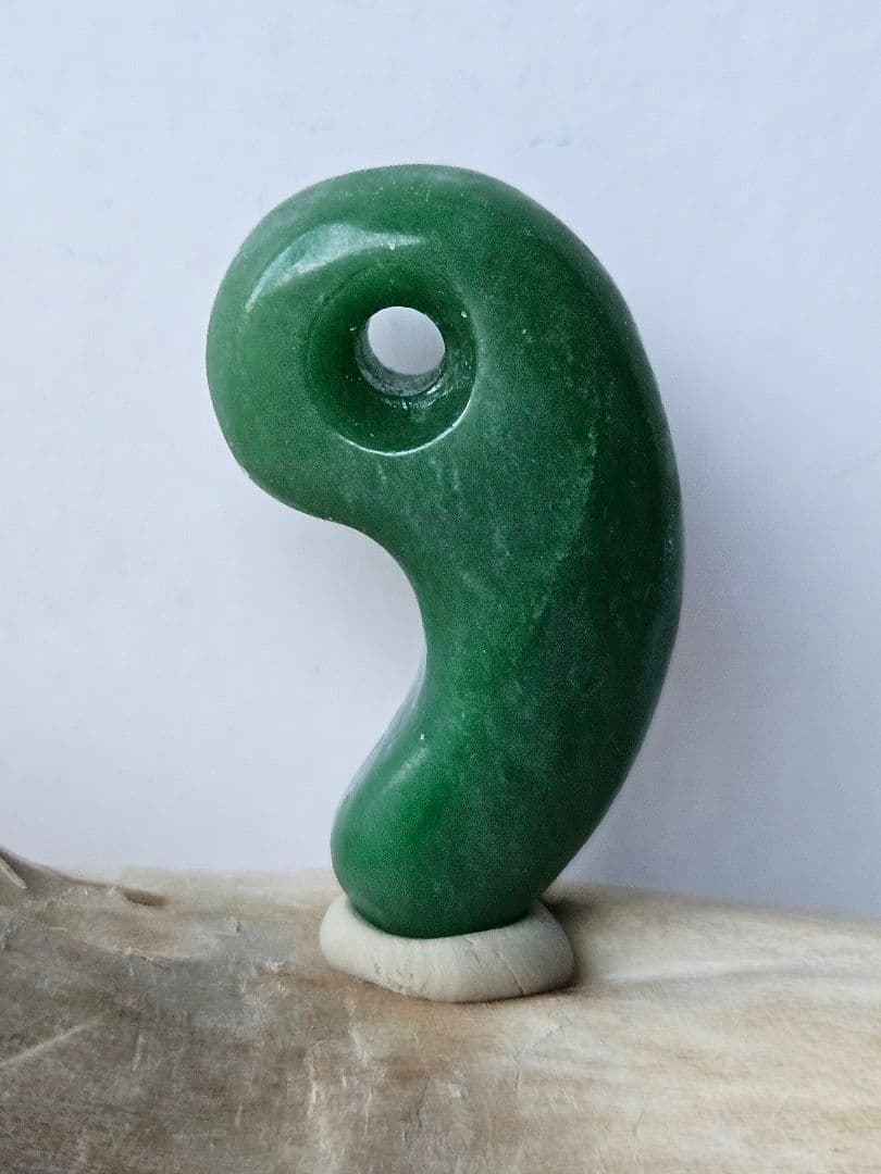 深い緑色　翡翠勾玉　　　　　ロウカン • とろみ質