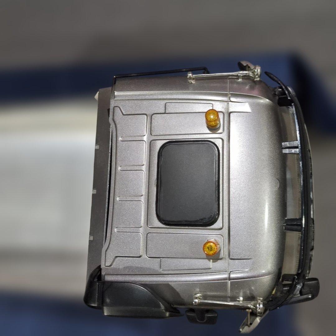 Mercedes-Benz Actros ダンプトラック シルバー