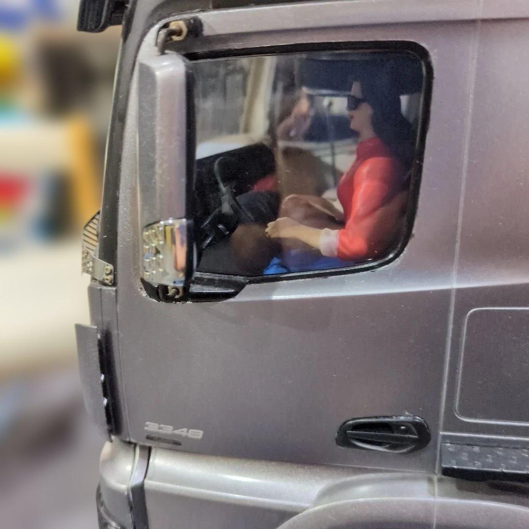 Mercedes-Benz Actros ダンプトラック シルバー