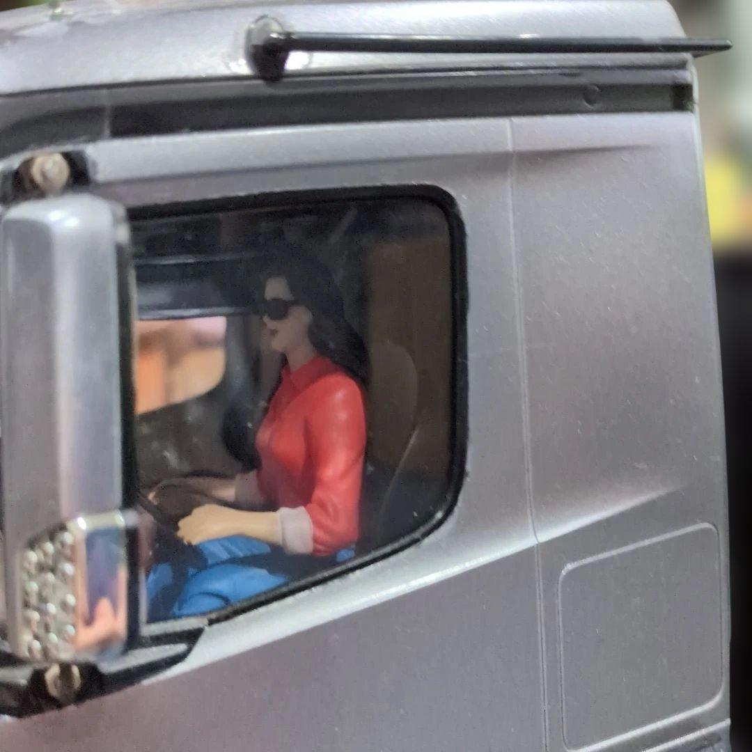 Mercedes-Benz Actros ダンプトラック シルバー