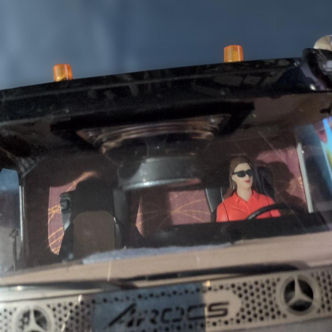 Mercedes-Benz Actros ダンプトラック シルバー