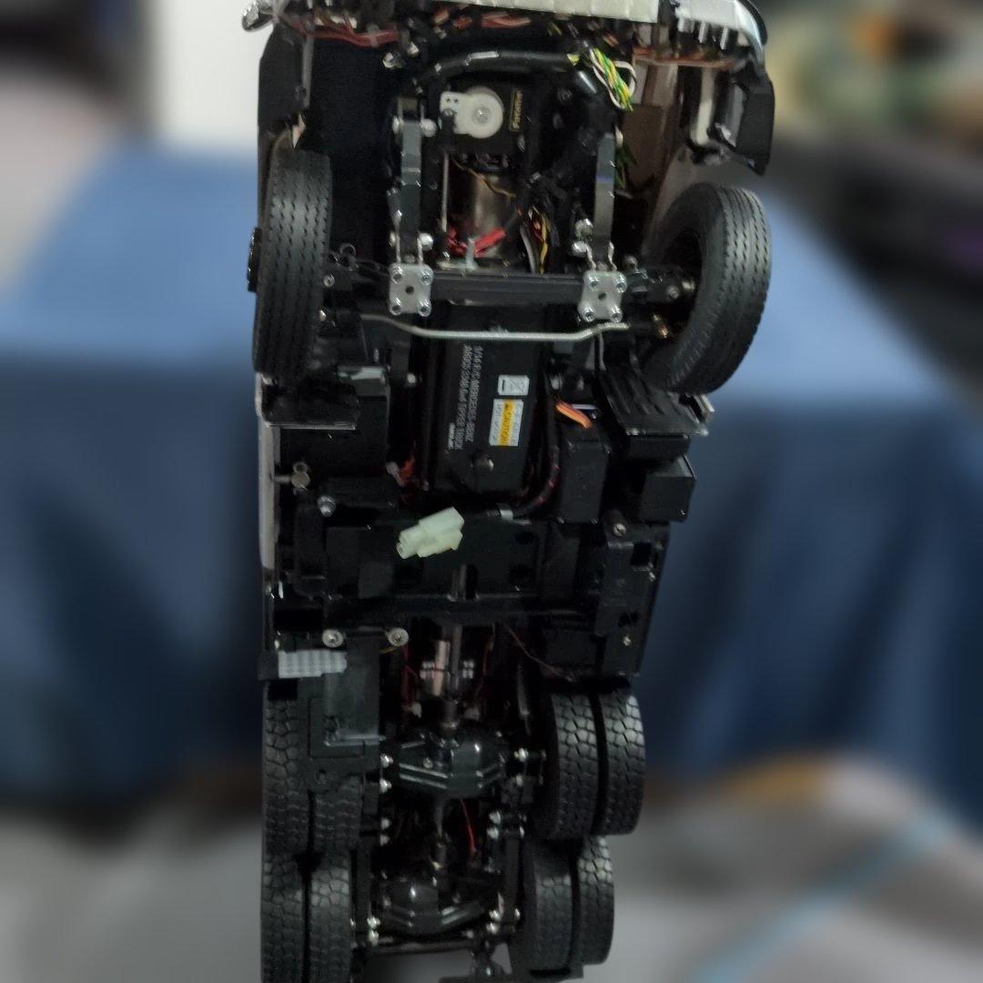 Mercedes-Benz Actros ダンプトラック シルバー