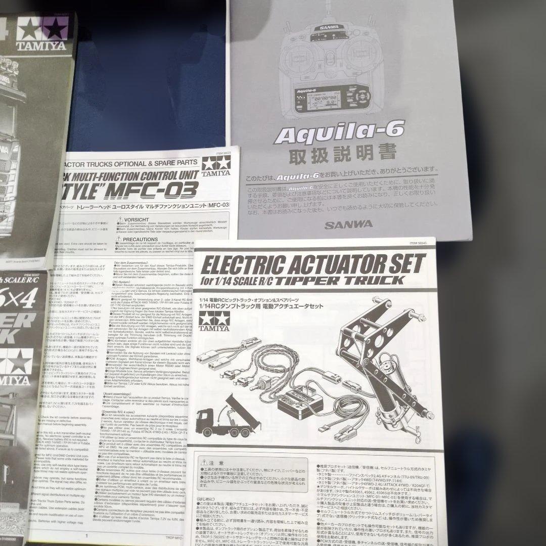 Mercedes-Benz Actros ダンプトラック シルバー