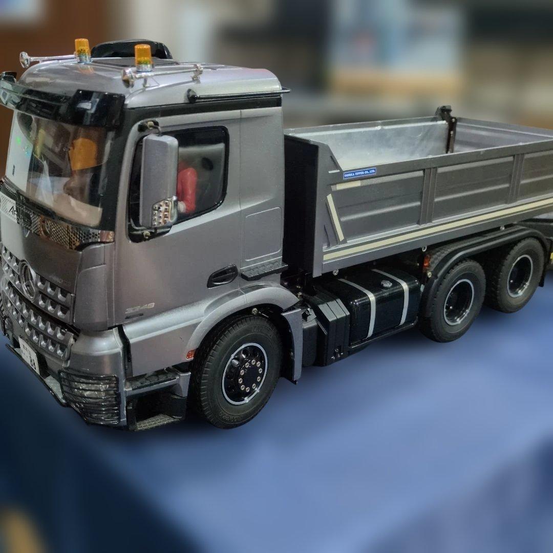 Mercedes-Benz Actros ダンプトラック シルバー