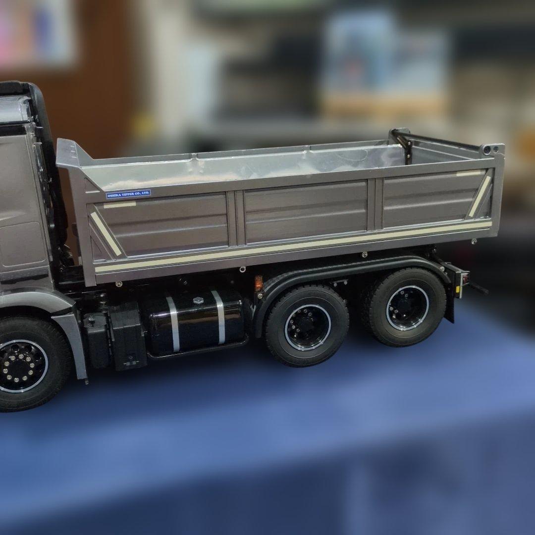 Mercedes-Benz Actros ダンプトラック シルバー