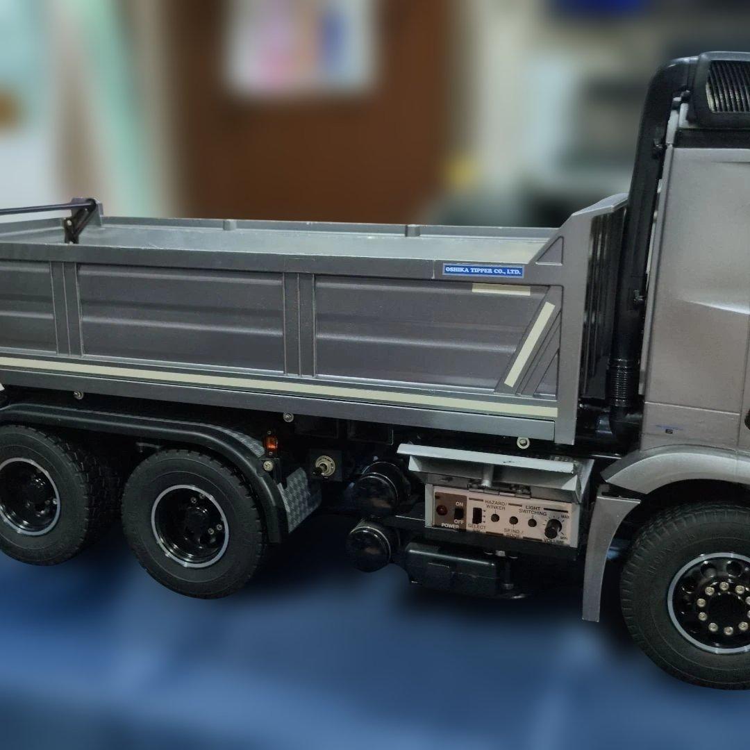 Mercedes-Benz Actros ダンプトラック シルバー