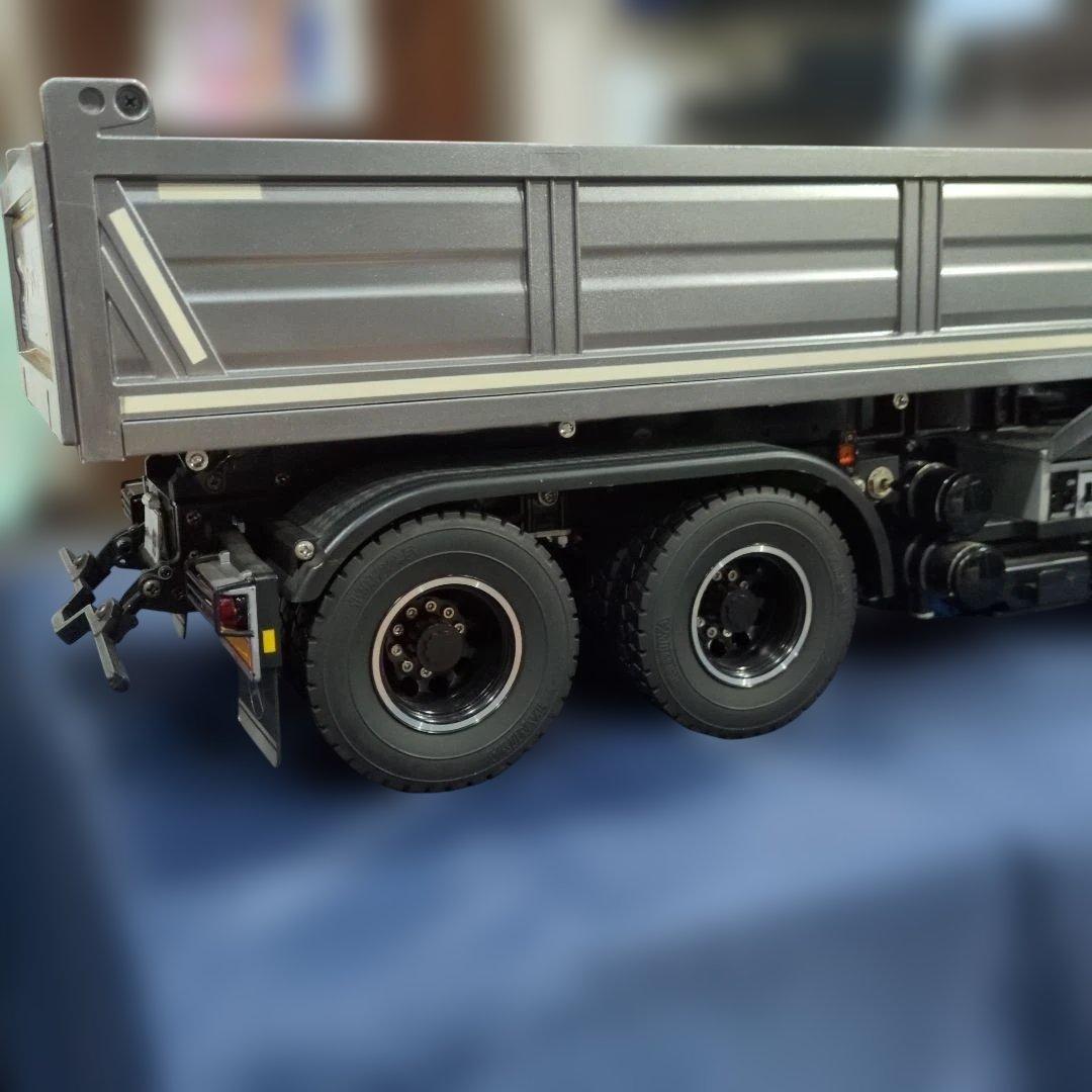 Mercedes-Benz Actros ダンプトラック シルバー