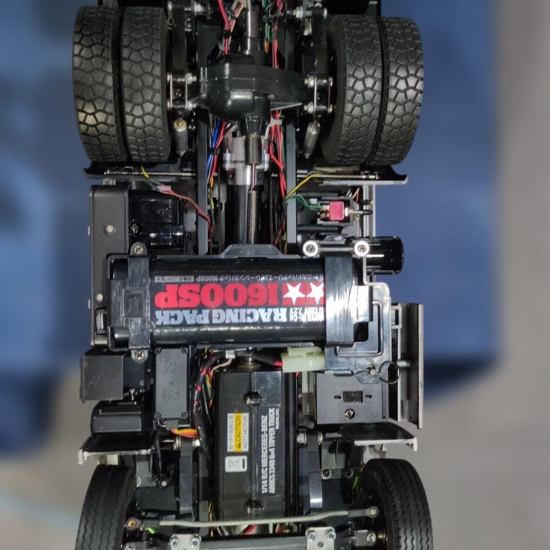 Mercedes-Benz Actros ダンプトラック シルバー