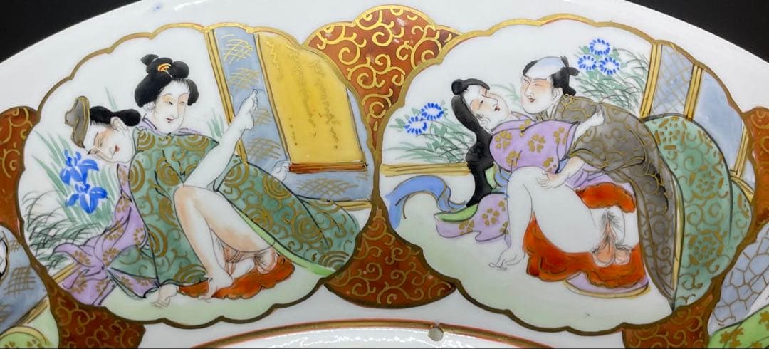 九谷焼　赤絵金彩　孔雀牡丹図　裏に春画　浮世絵　大皿　飾皿　箱付　r757