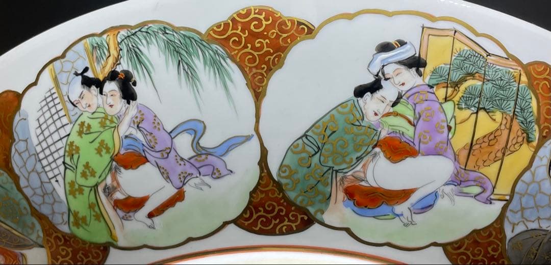 九谷焼　赤絵金彩　孔雀牡丹図　裏に春画　浮世絵　大皿　飾皿　箱付　r757