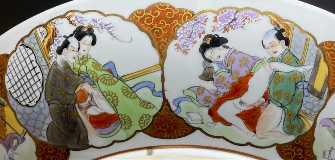 九谷焼　赤絵金彩　孔雀牡丹図　裏に春画　浮世絵　大皿　飾皿　箱付　r757