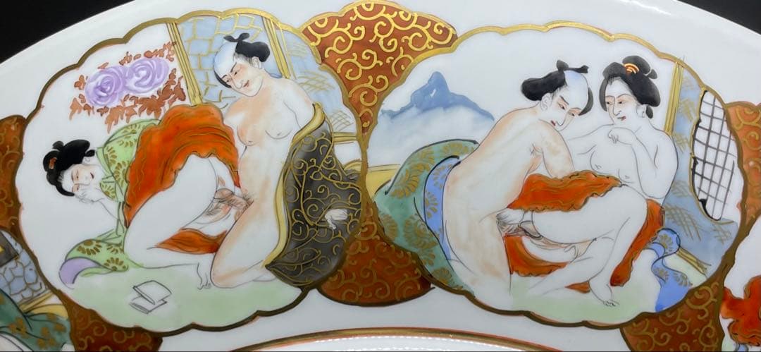 九谷焼　赤絵金彩　孔雀牡丹図　裏に春画　浮世絵　大皿　飾皿　箱付　r757