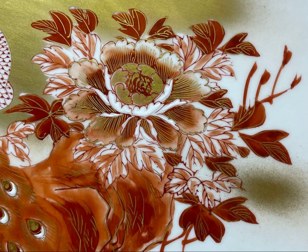 九谷焼　赤絵金彩　孔雀牡丹図　裏に春画　浮世絵　大皿　飾皿　箱付　r757