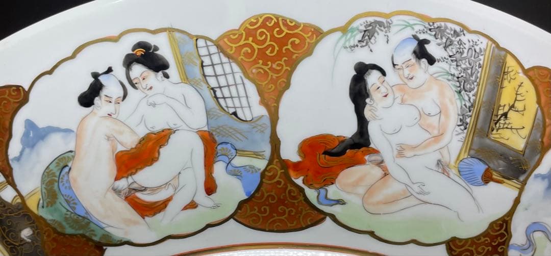 九谷焼　赤絵金彩　孔雀牡丹図　裏に春画　浮世絵　大皿　飾皿　箱付　r757