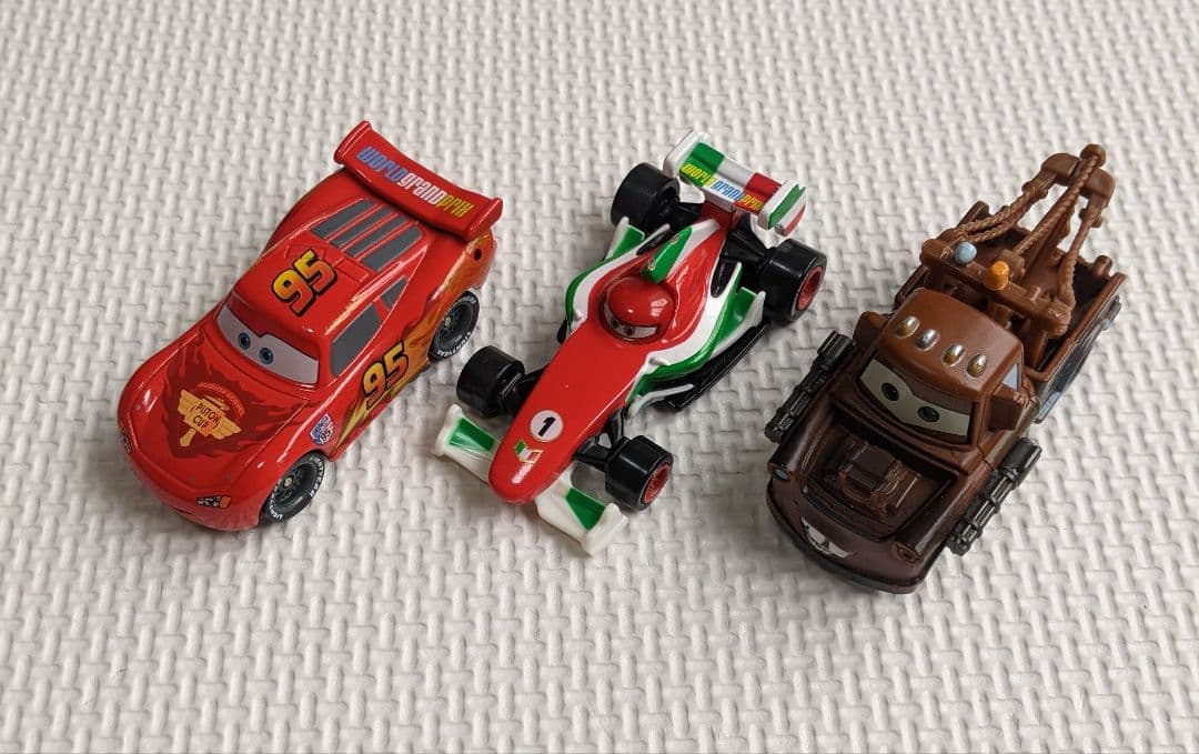 カーズ　トミカ　たくさんのせよう！大きなマック　ミニカー3台付き