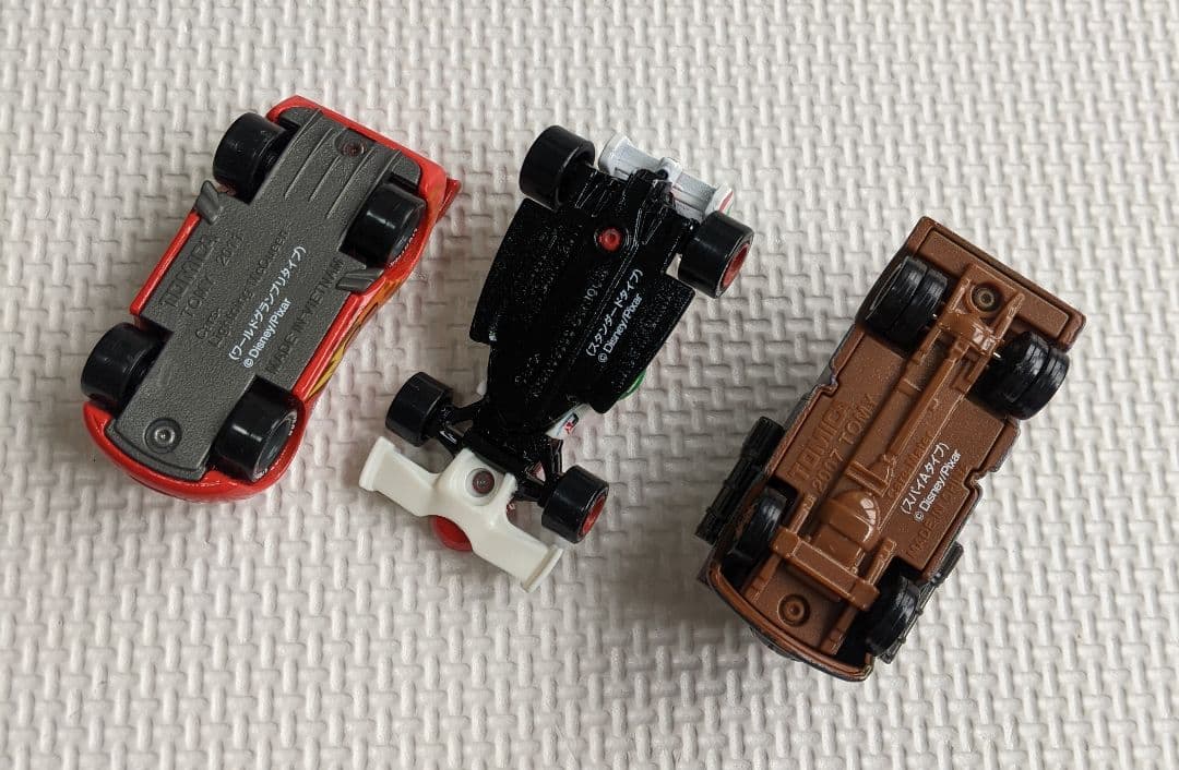 カーズ　トミカ　たくさんのせよう！大きなマック　ミニカー3台付き