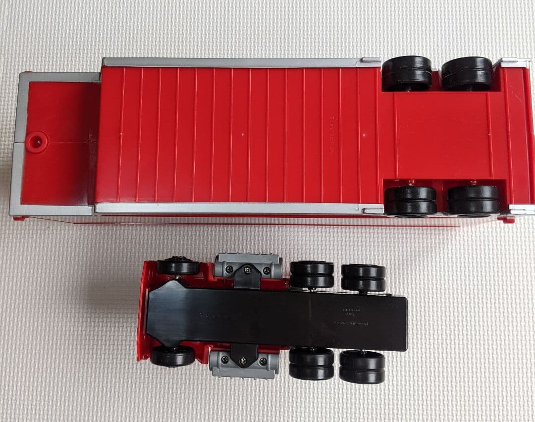 カーズ　トミカ　たくさんのせよう！大きなマック　ミニカー3台付き