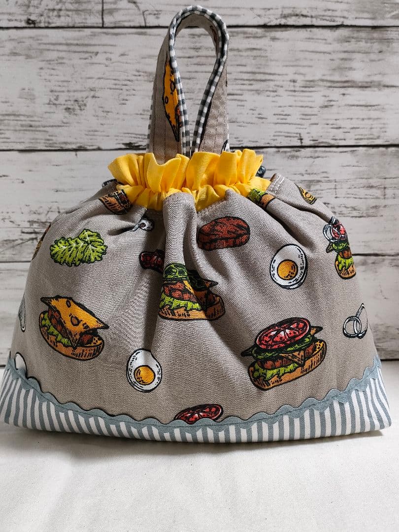 持ち手付きスリム巾着　お弁当袋・ポーチに　ハンバーガー柄　グレージュ×ストライプ