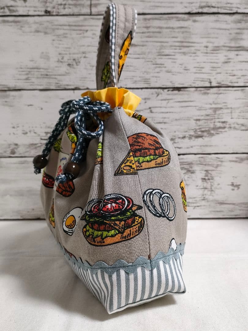 持ち手付きスリム巾着　お弁当袋・ポーチに　ハンバーガー柄　グレージュ×ストライプ