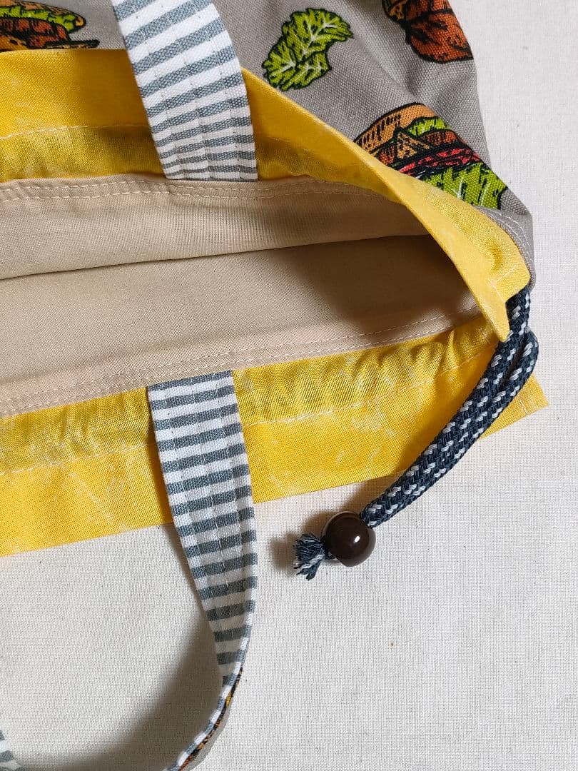 持ち手付きスリム巾着　お弁当袋・ポーチに　ハンバーガー柄　グレージュ×ストライプ