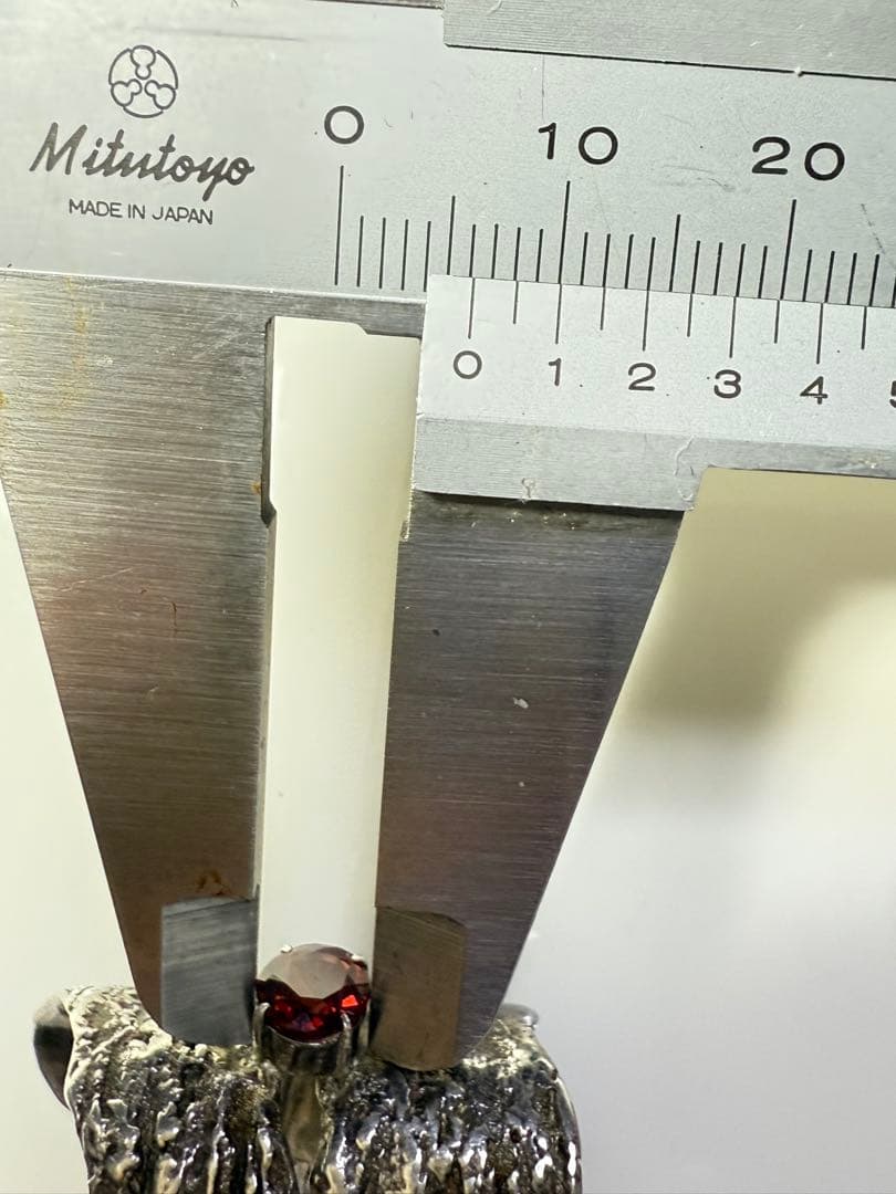 シルバー テクスチャーリング 赤い石付き