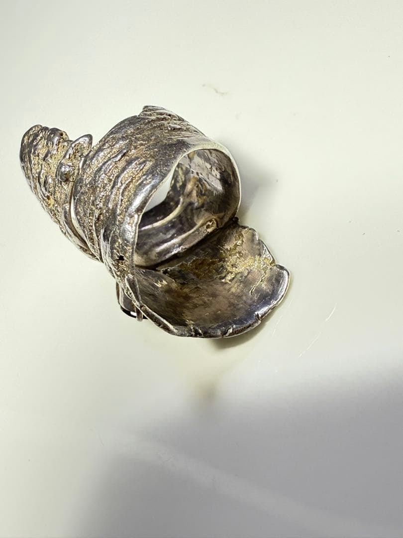 シルバー テクスチャーリング 赤い石付き