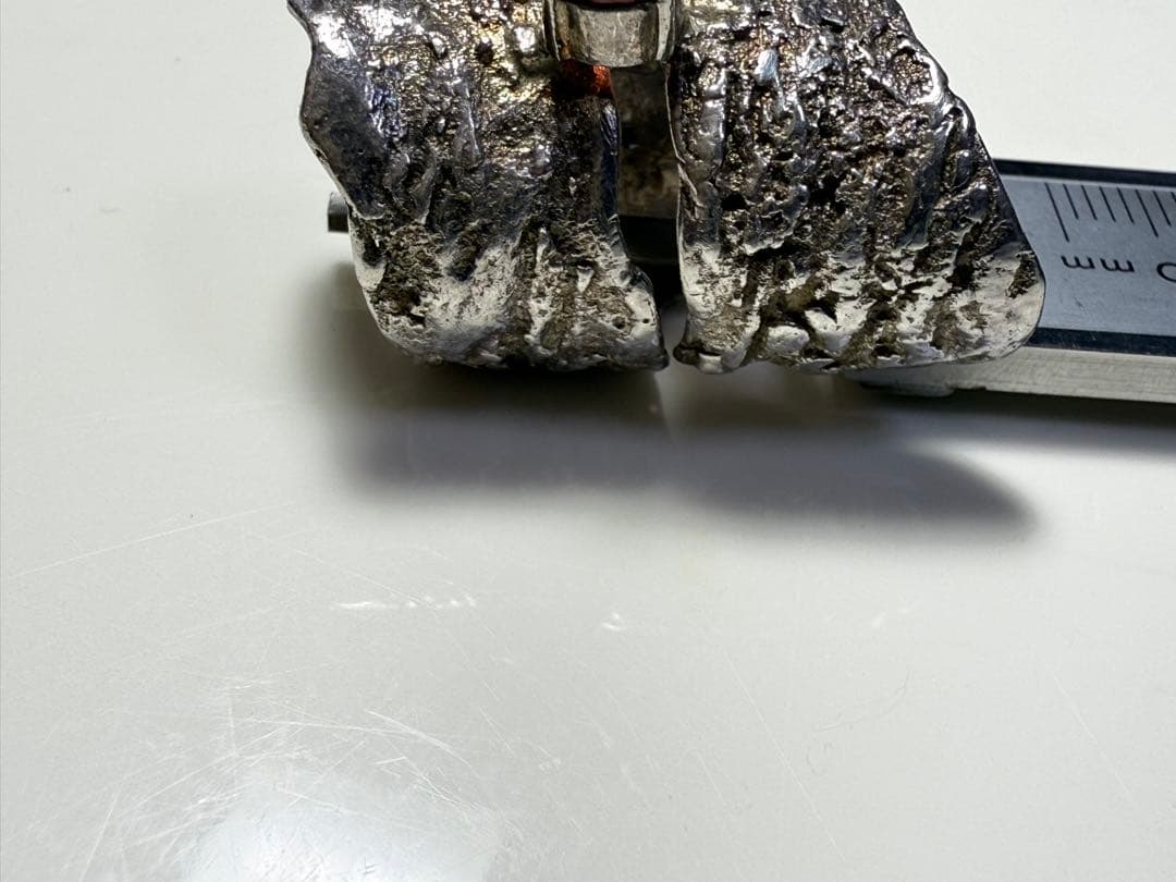 シルバー テクスチャーリング 赤い石付き