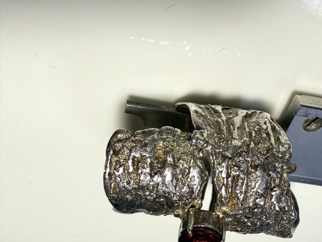 シルバー テクスチャーリング 赤い石付き