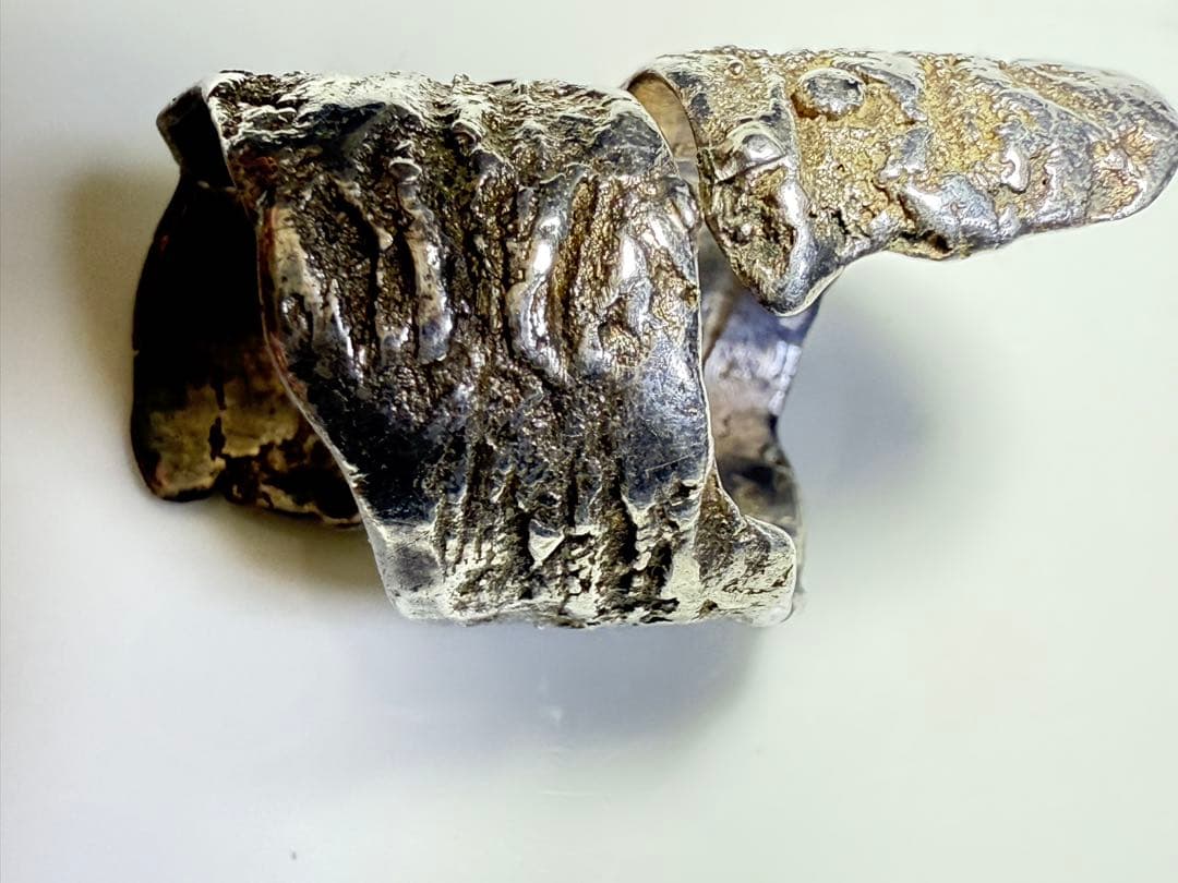 シルバー テクスチャーリング 赤い石付き