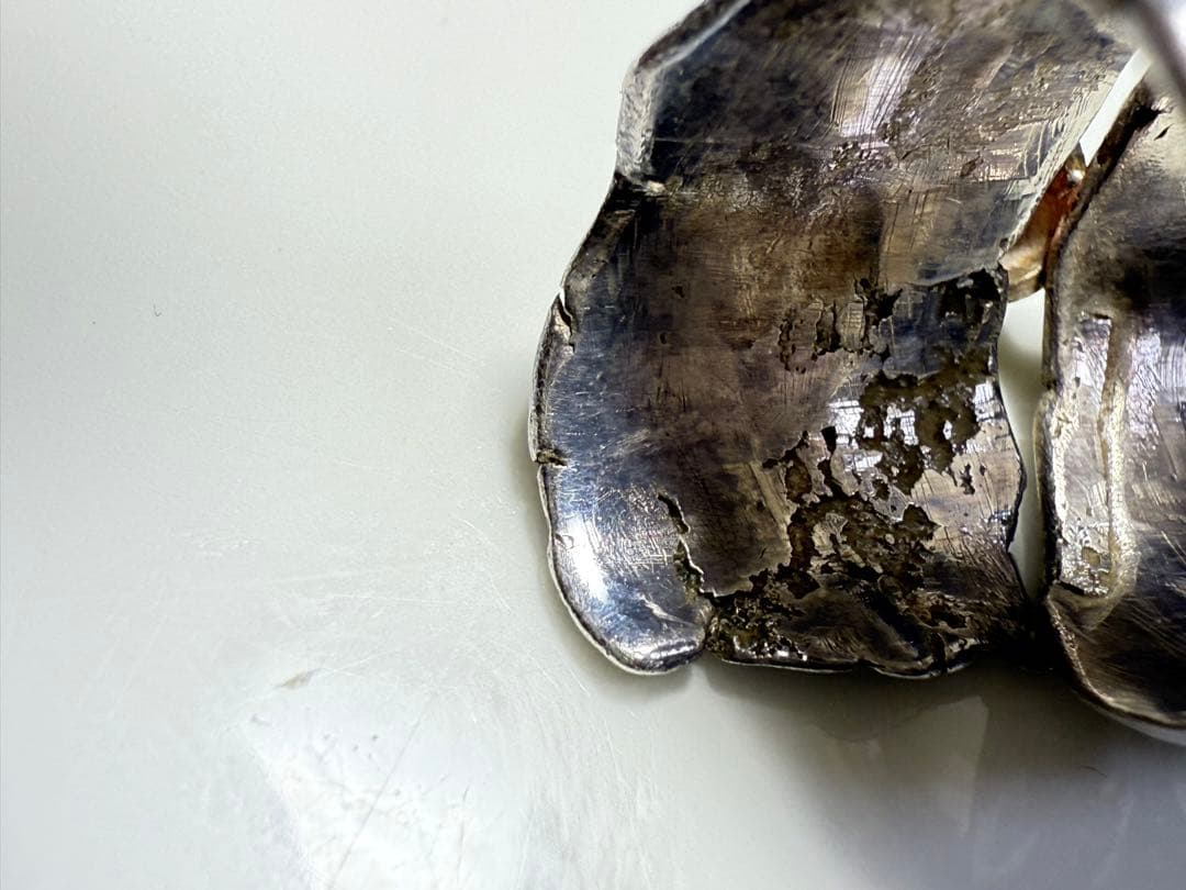 シルバー テクスチャーリング 赤い石付き