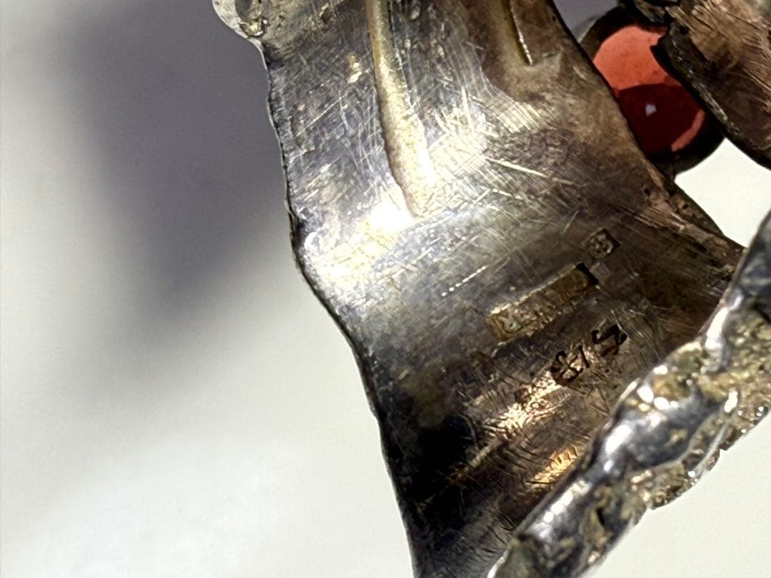 シルバー テクスチャーリング 赤い石付き