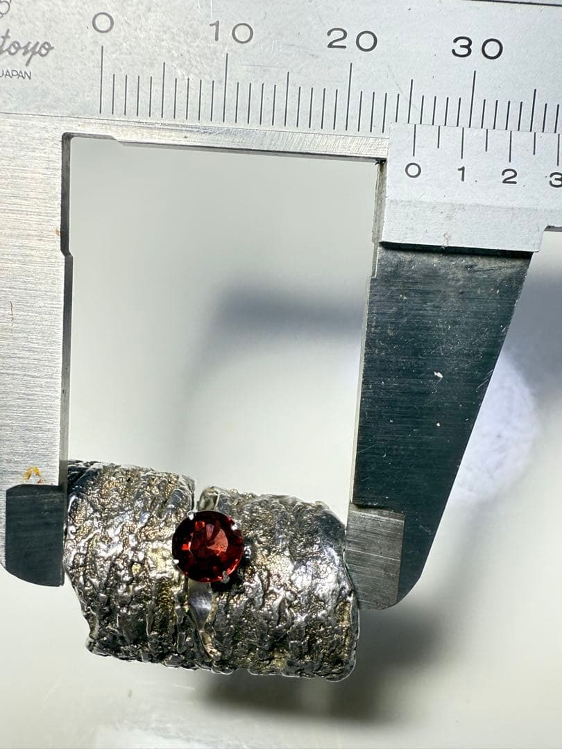 シルバー テクスチャーリング 赤い石付き