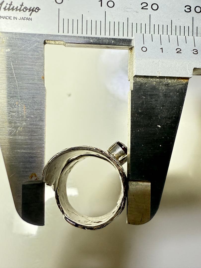 シルバー テクスチャーリング 赤い石付き