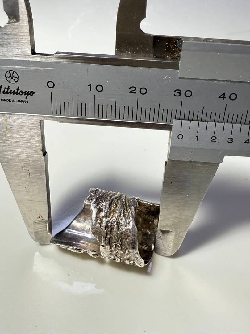 シルバー テクスチャーリング 赤い石付き